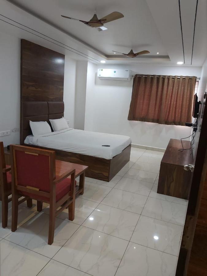 Hotel Sahasra Dla Варангал Екстериор снимка